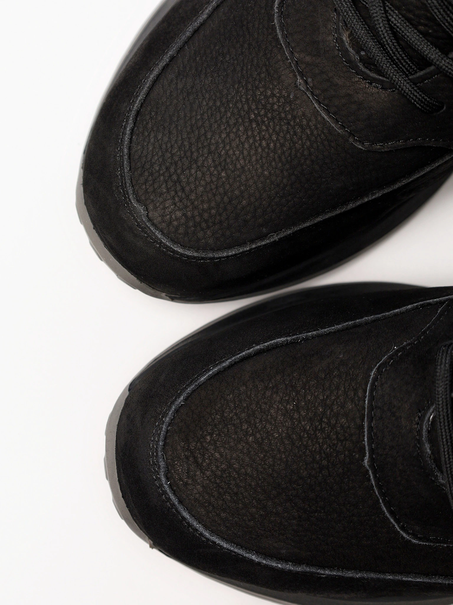 Кроссовки утепленные черного цвета на низкой подошве